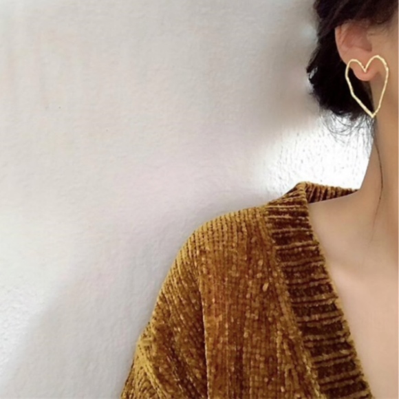 Carved Heart Outline Gold Stud Earrings - Picture 4 of 7